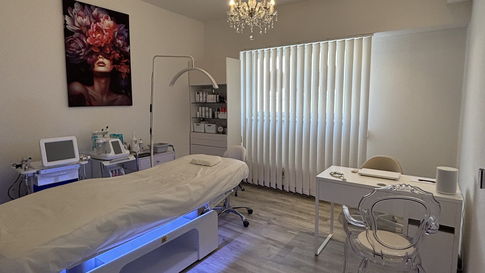 Behandlungsraum mit Liege und apparativer Technik im Kosmetikstudio Maru Kosmetik in Karlsruhe-Grötzingen